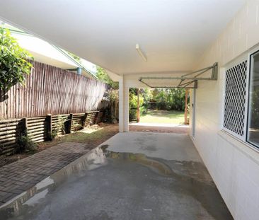 Location Location - Airconditioned - Extra Hobby Room - Fully Fenced - Photo 2
