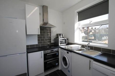 1 bedroom in a house share to rent - Photo 3