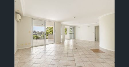 Huge Apartment With Easterly Views to the River! BRAND NEW CARPET - Photo 2