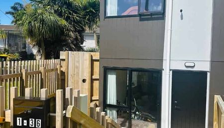 2 Ensuite Bedrooms ÃÆ'¢Ãâ€Ã¢â€¬Ãâ€" Modern Comfort & Privacy! - Photo 4