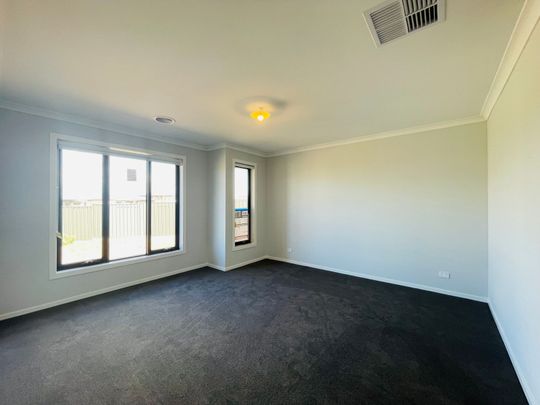 Family Home in Grand Central Tarneit! - Photo 1