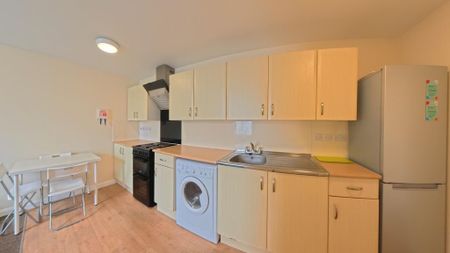 3 bedroom end of terrace house to rent - Photo 3