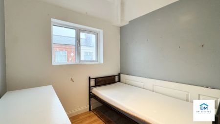 2 Bedroom Flat - Photo 2