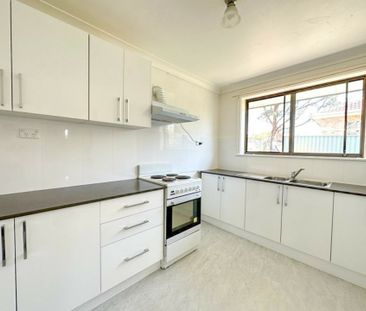 Neat & Tidy 3 Bedroom House! Close To Doonside Station! - Photo 1