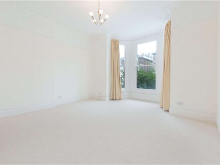 Fabulous Victorian conversion flat with private balcony and off-street parking space. - Photo 2