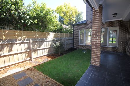 LUXURIOUS 4 BEDROOM TOWNHOUSE - Photo 2