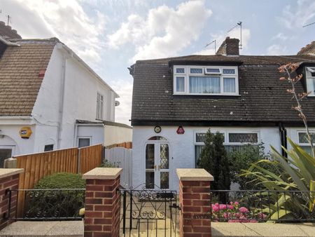 3 bed house to rent in Mollison Way, Edgware, HA8 - Photo 5