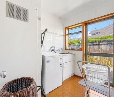 Spacious single level living! - Photo 3