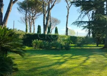 Ardeatina-Divino Amore: Quiet, charming rustic villa, big and well-curated garden, 3 beds, 1 study, 3 baths, living room, kitchen, with terraces , AC and parking space. Ref 2322