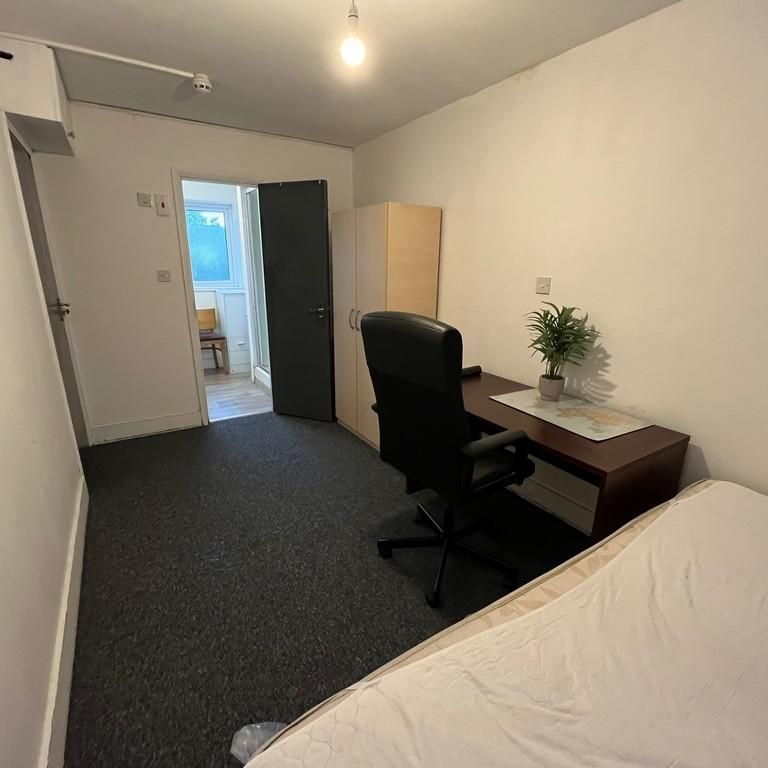 1 bedroom in a house share to rent - Photo 1
