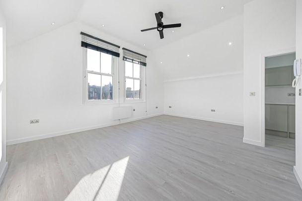 Studio to rent - Photo 1