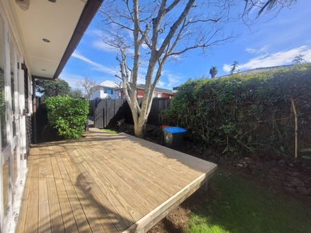 Large spacious 5 Bedroom home - Photo 3