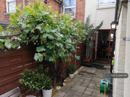 3 bedroom terraced house to rent - Photo 3