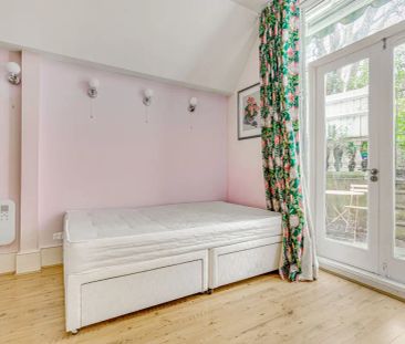 3 bedroom flat in London - Photo 4