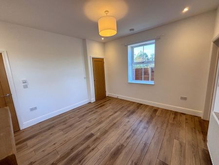 3 bedroom end of terrace to let - Photo 5