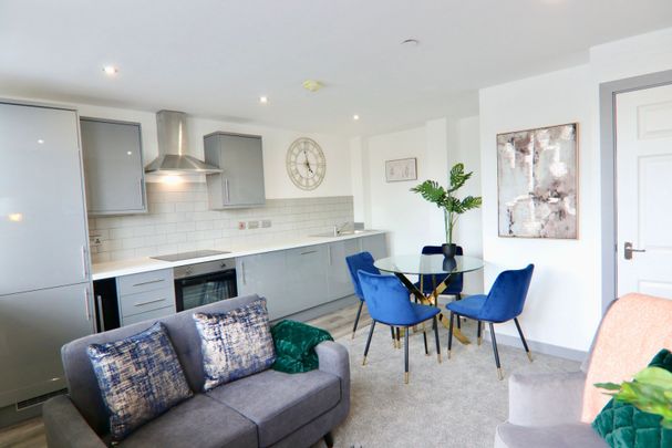 NEWLY REFURBISHED 1 BED APARTMENT - LEEDS - Photo 1