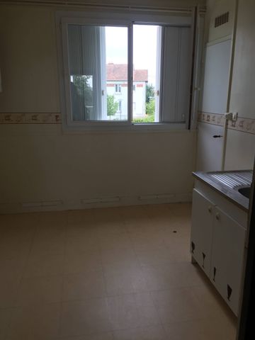 TILLIERES SUR AVRE - T4 de 80 m² - Photo 5