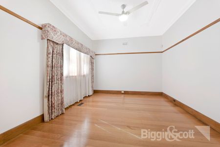PERFECTLY SITUATED FAMILY HOME! - Photo 2