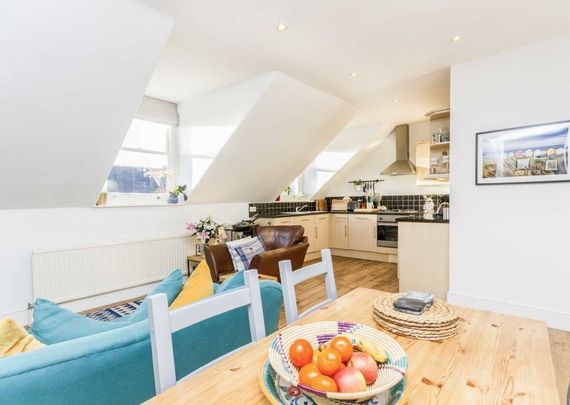 St. James Terrace, SW12 8HJ, London - Photo 1