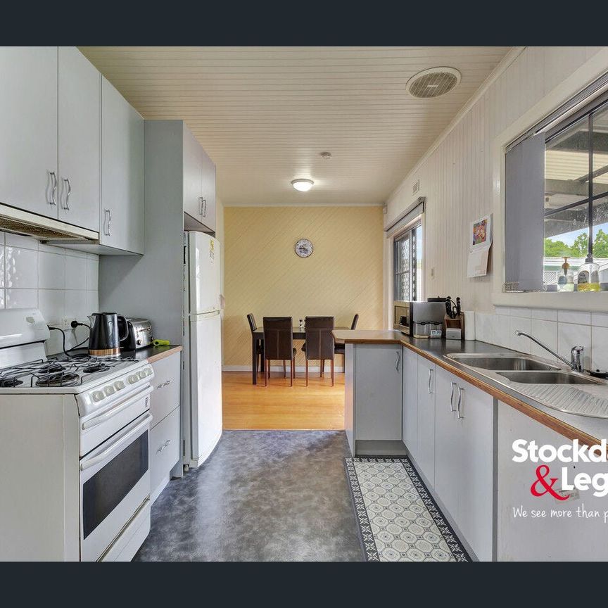 3 BEDROOM HOME- DOUBLE GARAGE & CARPORT! - Photo 1