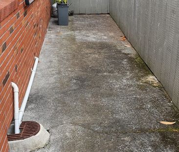 Two bedrooms brick unit - Photo 3