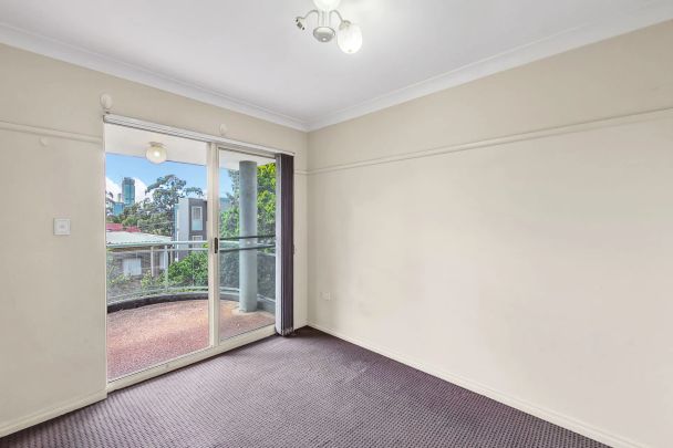 SPACIOUS 2-BEDROOM, WALK TO STATION! - Photo 1