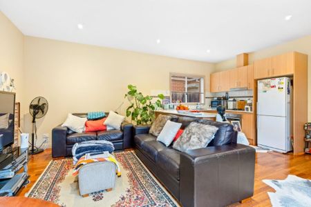 Beautiful 2 bedrooms Unit with 1 bathroom and a single parking space in prime area - Photo 3