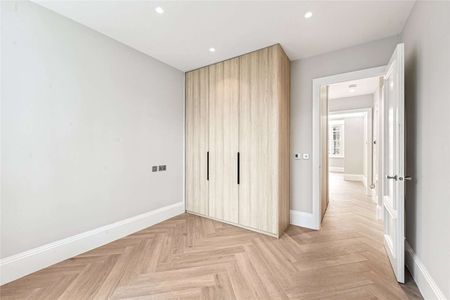 Beautiful newly renovated two bedroom apartment located on a peaceful Knightsbridge garden square. - Photo 2