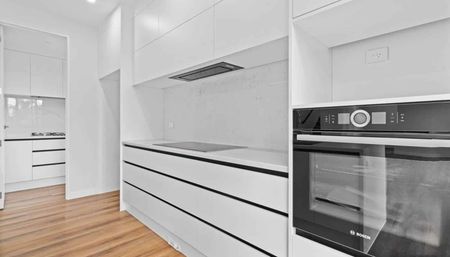 Spacious 5-Bedroom Home in New Lynn - Photo 4