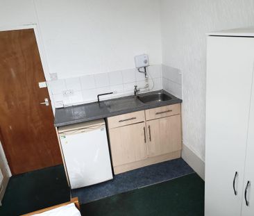 10 bedroom house of multiple occupation to rent - Photo 3