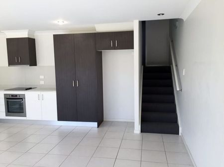 Modern Townhouse in Central Coomera Location - Photo 4