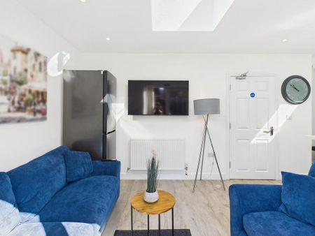 1 bedroom in a house share to rent - Photo 2