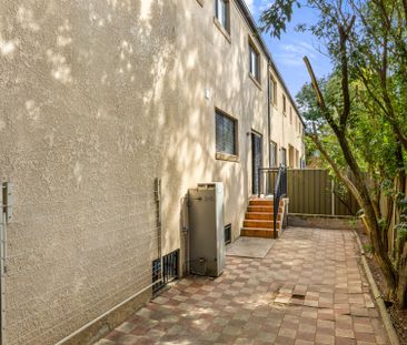 Neat & Tidy Three Bedroom Townhouse - Photo 3