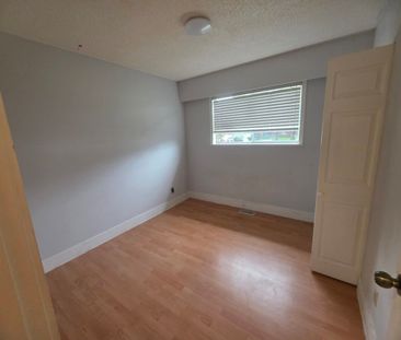 Charming Vintage Upper in Abbotsford - Photo 2