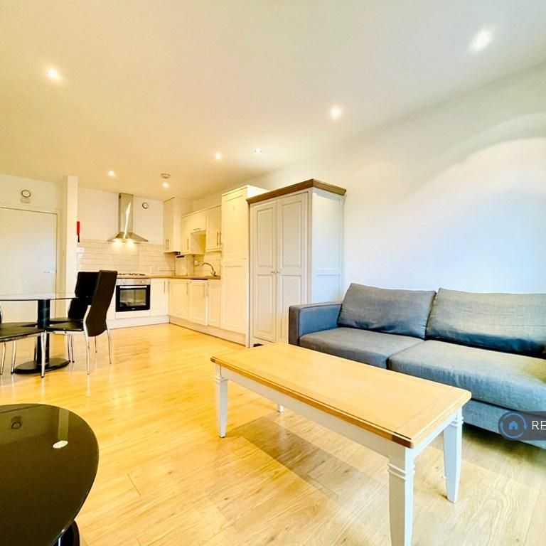 1 bedroom flat to rent - Photo 1