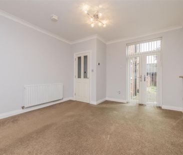 3 bed House - Mid Terrace To Let - Photo 2
