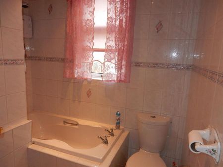 2 bedroom ground floor flat to rent - Photo 3