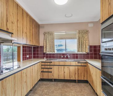 MID CENTURY CLASSIC WITH GREAT BACK GARDEN - Photo 3