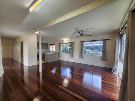 CABOOLTURE - COZY & HOMELY - Photo 5