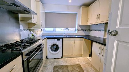 4 bedroom link detached house to rent - Photo 4