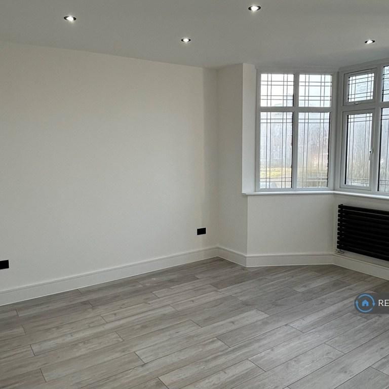 4 bedroom semi-detached house to rent - Photo 1
