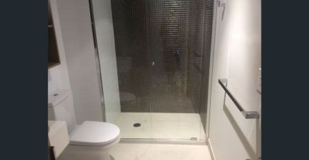 Modern 2 Bedroom Apartment with City Views in Melbourne CBD - Photo 4