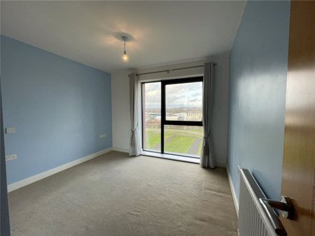 Stunning 5th floor corner apartment with far reaching views over Newbury and large balcony. - Photo 2