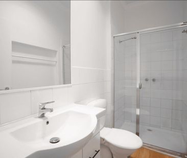 Secure 2 Bedroom Apartment in Industrial Warehouse Location - Photo 5