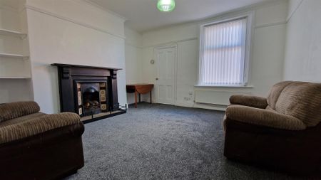 3 bed flat to rent in South View West, Heaton - Photo 2