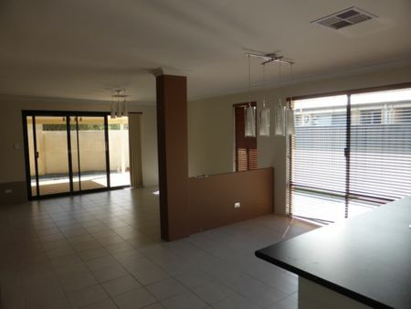 Modern Comfort Meets Convenience – Your Perfect Family Home Awaits! - BREAK LEASE - Photo 3