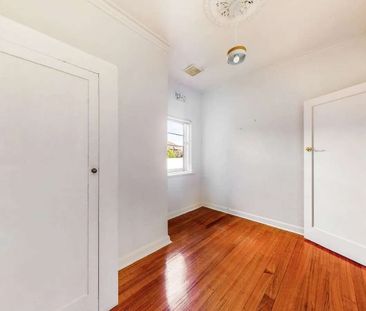 Art Deco Apartment in Armadale - Photo 1