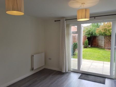 Modern End of Terrace 2 Double Bedroom House To Let in Berryfields, Aylesbury with Sunny Garden, Garage and off street Parking Space, 2 minutes walk to Aylesbury Vale Parkway Station, Aylesbury - Photo 2