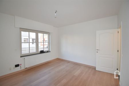 Ruim, recent gelijkvloers appartement in centrum Sint-Denijs-Westerm - Photo 2