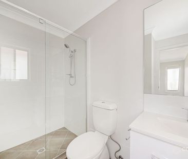 Modern 3 Bedroom Home - Photo 5